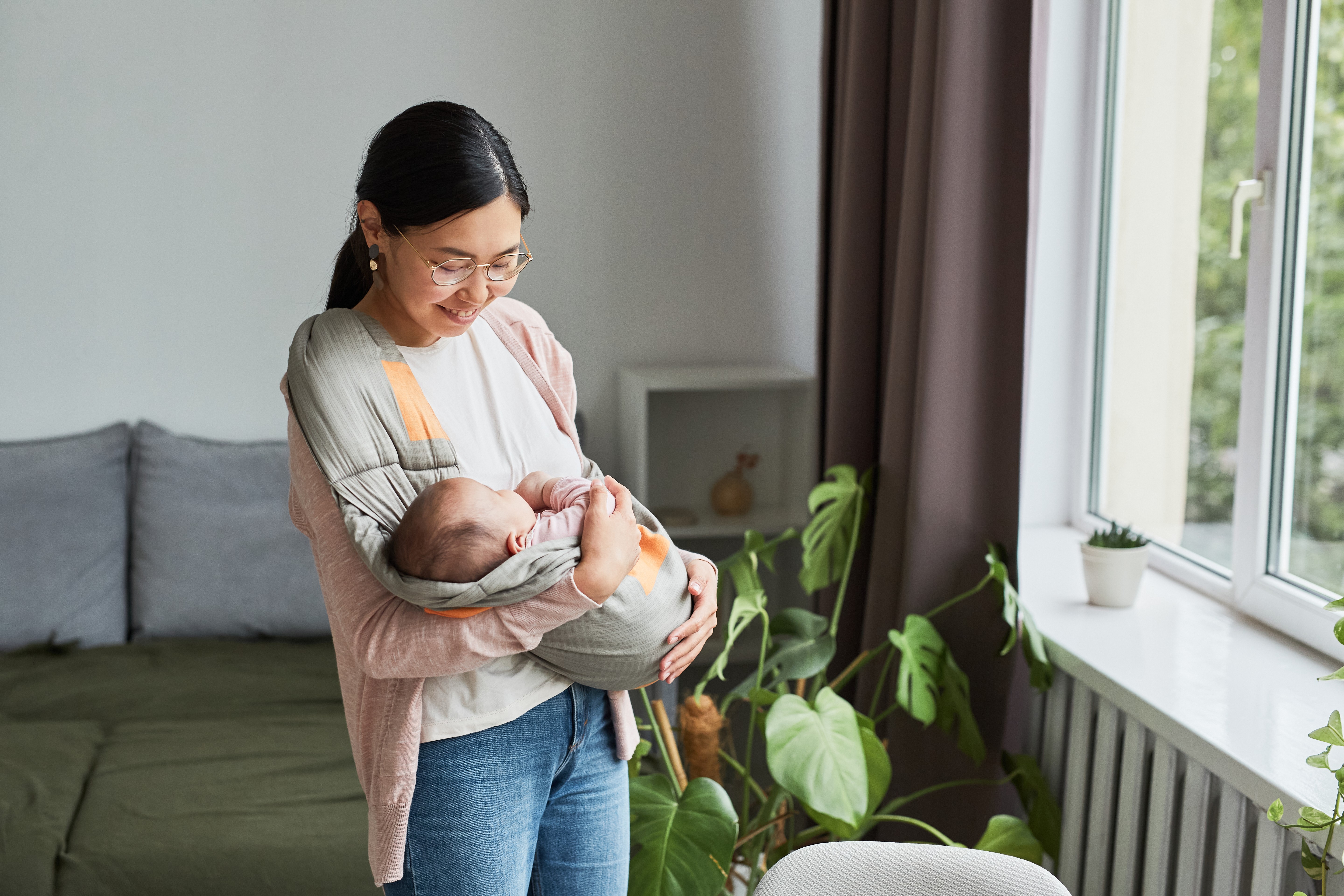 bayi sering digendong, mitos bau tangan bayi, manfaat menggendong bayi, gendong bayi tidak bikin manja, hubungan emosional bayi, Bunda, si Kecil